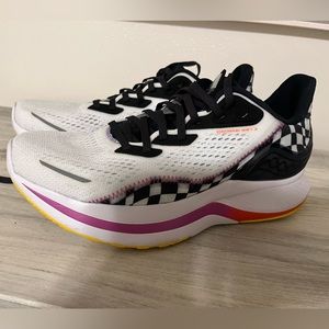 Women’s Saucony Endorphin Shift 2 size 10